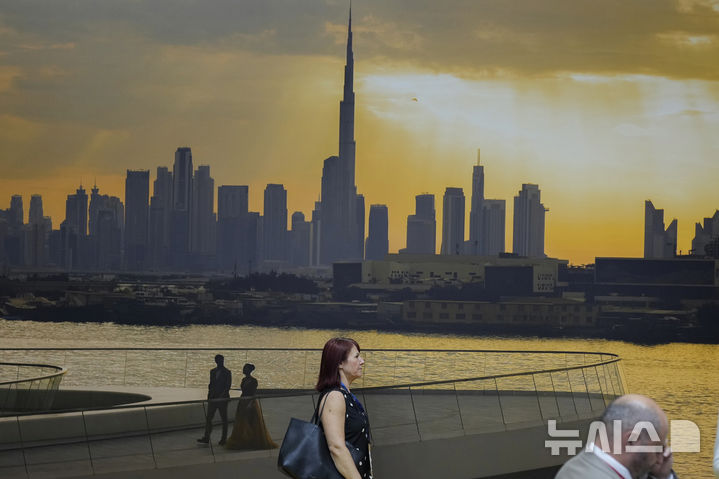 [두바이=AP/뉴시스] ﻿﻿중동 지역의 기업공개(IPO) 규모가 2020년 이후 최저 수준을 기록했다고 25일(현지 시간) 파이낸셜타임스(FT)가 보도했다. 사진은 지난 4월 UAE 두바이에서 열린 한 전시장에서 참가자가 지나가는 모습. 2025.12.26.