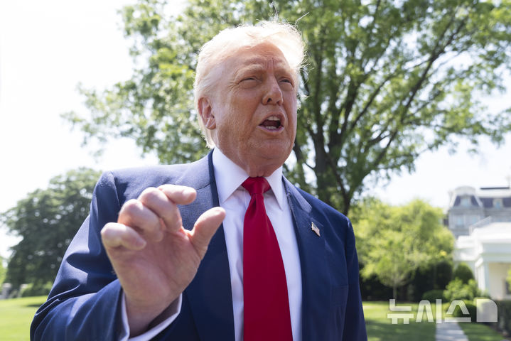 [앤드루스합동기지=AP/뉴시스] 경제적 불확실성에 가계와 기업 모두 지출을 줄이면서 코로나19 펜데믹 이후 최악의 경기 침체를 나타내는 데이터가 나오고 있다. 사진은 도널드 트럼프 미국 대통령이 29일(현지 시간) 백악관을 나서며 취재진 질문에 답하고 있는 모습. 2025.05.02.