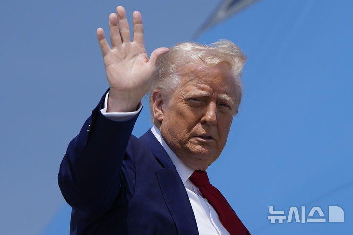 [앤드루스합동기지=AP/뉴시스]도널드 트럼프 미국 대통령이 29일(현지 시간) 미 메릴랜드주 앤드루스합동기지에서 대통령 전용기에 탑승하며 손을 흔들고 있다. 2025.04.30.