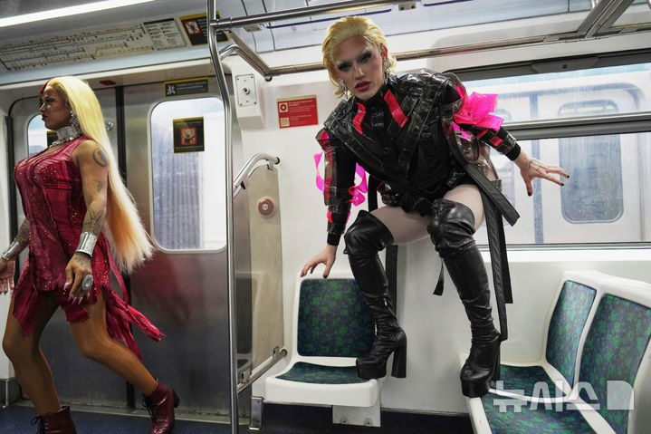 [리우데자네이루=AP/뉴시스] 29일(현지 시간) 브라질 리우데자네이루 중앙역에서 열린 패션쇼에서 성소수자(LGBT) 커뮤니티의 모델들이 가수 레이디 가가의 스타일에서 영감을 받아 제작된 의상을 선보이고 있다. 이번 패션쇼는 가가의 콘서트를 앞두고 모델들이 직접 제작했거나 지속 가능한 패션 브랜드 '이스콜라 지비니스'가 만든 의상들로 구성됐다. 레이디 가가는 5월 3일 리우데자네이루 코파카바나 해변에서 대규모 무료 콘서트를 개최할 예정이다. 2025.04.30.