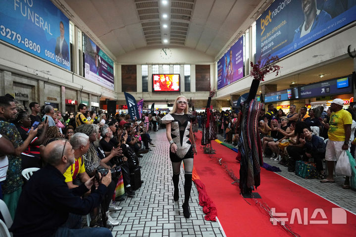 [리우데자네이루=AP/뉴시스] 29일(현지 시간) 브라질 리우데자네이루 중앙역에서 열린 패션쇼에서 성소수자(LGBT) 커뮤니티의 모델들이 가수 레이디 가가의 스타일에서 영감을 받아 제작된 의상을 선보이고 있다. 이번 패션쇼는 가가의 콘서트를 앞두고 모델들이 직접 제작했거나 지속 가능한 패션 브랜드 '이스콜라 지비니스'가 만든 의상들로 구성됐다. 레이디 가가는 5월 3일 리우데자네이루 코파카바나 해변에서 대규모 무료 콘서트를 개최할 예정이다. 2025.04.30.