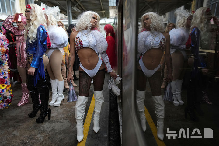 [리우데자네이루=AP/뉴시스] 29일(현지 시간) 브라질 리우데자네이루 중앙역에서 열린 패션쇼에서 성소수자(LGBT) 커뮤니티의 모델들이 가수 레이디 가가의 스타일에서 영감을 받아 제작된 의상을 선보이고 있다. 이번 패션쇼는 가가의 콘서트를 앞두고 모델들이 직접 제작했거나 지속 가능한 패션 브랜드 '이스콜라 지비니스'가 만든 의상들로 구성됐다. 레이디 가가는 5월 3일 리우데자네이루 코파카바나 해변에서 대규모 무료 콘서트를 개최할 예정이다. 2025.04.30.