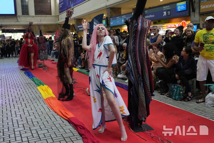 [리우데자네이루=AP/뉴시스] 29일(현지 시간) 브라질 리우데자네이루 중앙역에서 열린 패션쇼에서 성소수자(LGBT) 커뮤니티의 모델들이 가수 레이디 가가의 스타일에서 영감을 받아 제작된 의상을 선보이고 있다. 이번 패션쇼는 가가의 콘서트를 앞두고 모델들이 직접 제작했거나 지속 가능한 패션 브랜드 '이스콜라 지비니스'가 만든 의상들로 구성됐다. 레이디 가가는 5월 3일 리우데자네이루 코파카바나 해변에서 대규모 무료 콘서트를 개최할 예정이다. 2025.04.30.
