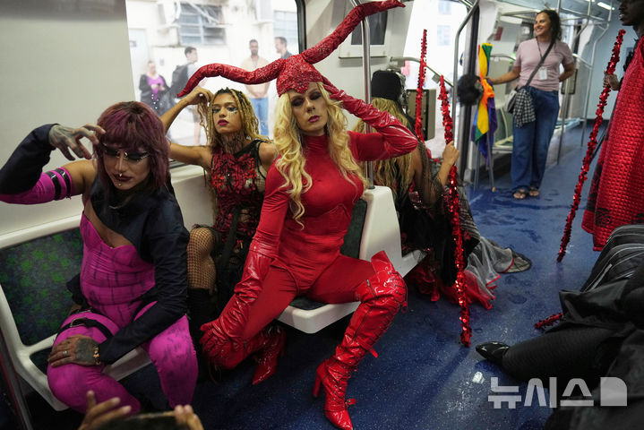 [리우데자네이루=AP/뉴시스] 29일(현지 시간) 브라질 리우데자네이루 중앙역에서 열린 패션쇼에서 성소수자(LGBT) 커뮤니티의 모델들이 가수 레이디 가가의 스타일에서 영감을 받아 제작된 의상을 선보이고 있다. 이번 패션쇼는 가가의 콘서트를 앞두고 모델들이 직접 제작했거나 지속 가능한 패션 브랜드 '이스콜라 지비니스'가 만든 의상들로 구성됐다. 레이디 가가는 5월 3일 리우데자네이루 코파카바나 해변에서 대규모 무료 콘서트를 개최할 예정이다. 2025.04.30.