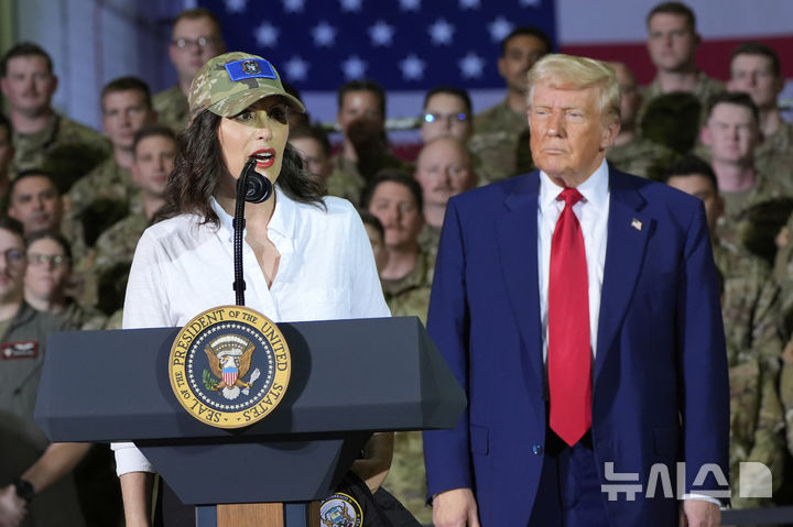 [해리슨타운십=AP/뉴시스]도널드 트럼프 미국 대통령이 29일(현지 시간) 미시간주 해리스타운십의 셀프리지 공군기지에서 그레첸 휘트머 미시간 주지사가 발언하는 것을 지켜보고 있다. 2025.04.30.