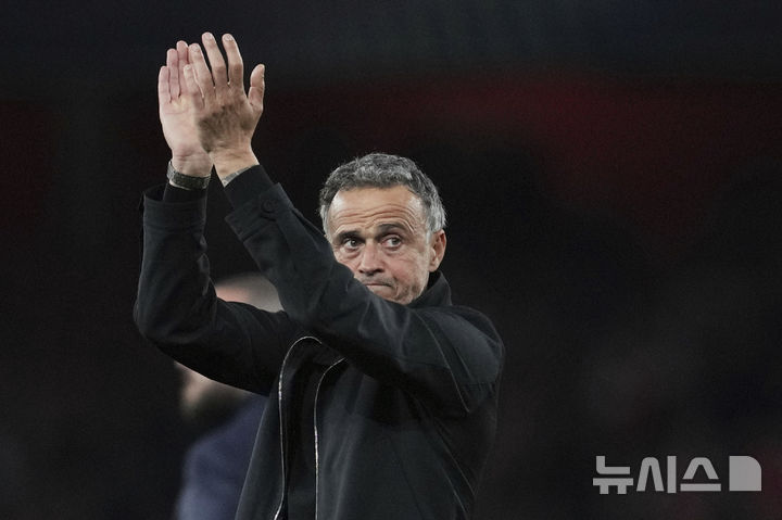 [런던=AP/뉴시스] 파리 생제르맹(PSG, 프랑스)의 루이스 엔리케 감독이 29일(현지 시간) 영국 런던 에미레이츠 스타디움에서 열린 2024-25 유럽축구연맹(UEFA) 챔피언스리그(UCL) 아스널과의 준결승 1차전에서 승리한 후 팬들에게 인사하고 있다. 2025.04.30.