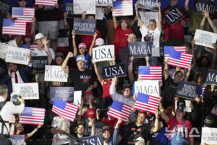 [워런=AP/뉴시스] 도널드 트럼프 미국 대통령의 지지율이 핵심 지지층인 '마가'(MAGA, 미국을 다시 위대하게) 진영에서도 하락했다는 여론조사 결과가 나왔다. 사진은 지난 4월 29일(현지 시간) 미국 미시간주 워런에서 열린 트럼프 대통령 취임 100일 기념집회에서 지지자들이 환호하는 모습. 2025.12.16.