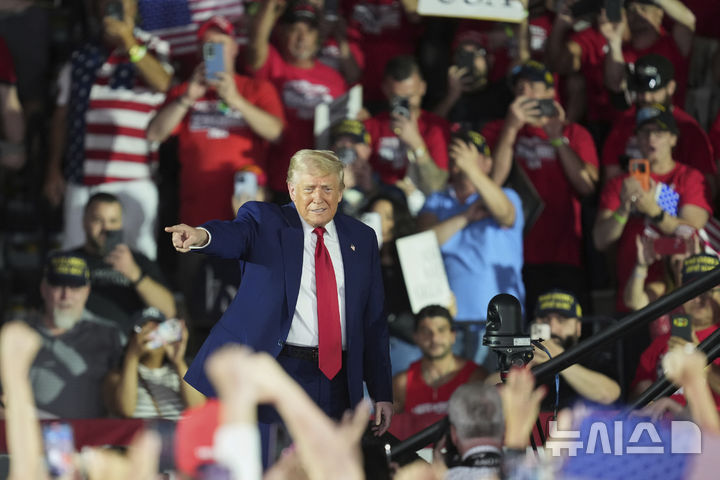 [워런(미시간주)=AP/뉴시스]도널드 트럼프 미국 대통령이 29일(현지 시간) 미시간주 워런의 머콤 카운티 커뮤니티 컬리지 스포츠 엑스포 센터에서 열린 취임 100일 기념 집회에 참석하고 있다. 2025.04.30.