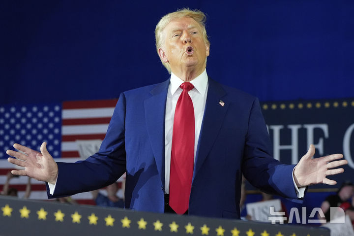 [워런(미시간주)=AP/뉴시스] 사진은 도널드 트럼프 미국 대통령이 지난달 29일(현지 시간) 미시간주 워런의 머콤 카운티 커뮤니티 컬리지 스포츠 엑스포 센터에서 취임 100일 기념 집회를 열고 지지자들의 환호에 포즈를 취하고 있는 모습. 2025.04.30.