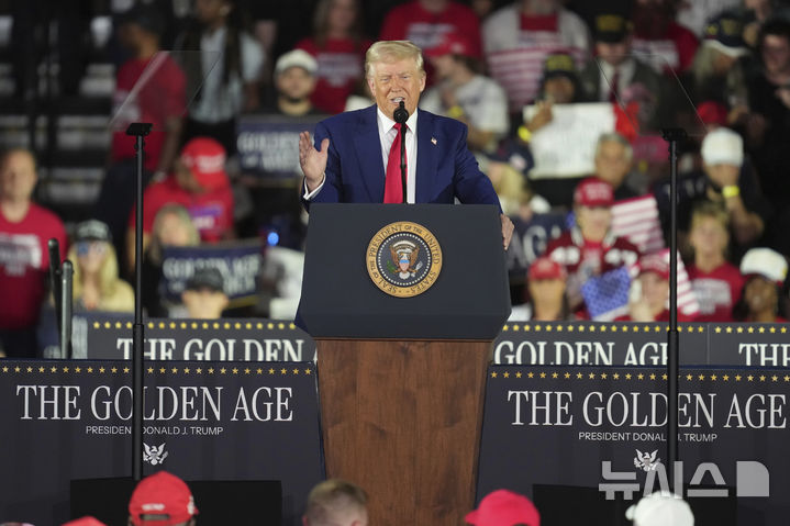 [워런=AP/뉴시스]도널드 트럼프 미 대통령이 지난달 29일 마콤브 카운티 지방대에 모인 지지자들 앞에서 취임 100일 축하 연설을 하고 있다. 2025.5.2.  