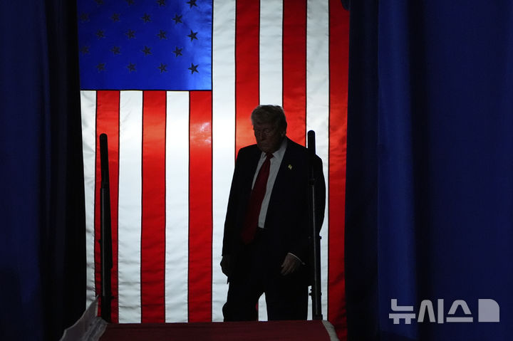 [워런(미시간주)=AP/뉴시스]도널드 트럼프 미국 대통령이 29일(현지 시간) 미시간주 워런의 머콤 카운티 커뮤니티 컬리지 스포츠 엑스포 센터에서 열린 취임 100일 기념 집회에 참석하고 있다. 2025.04.30.