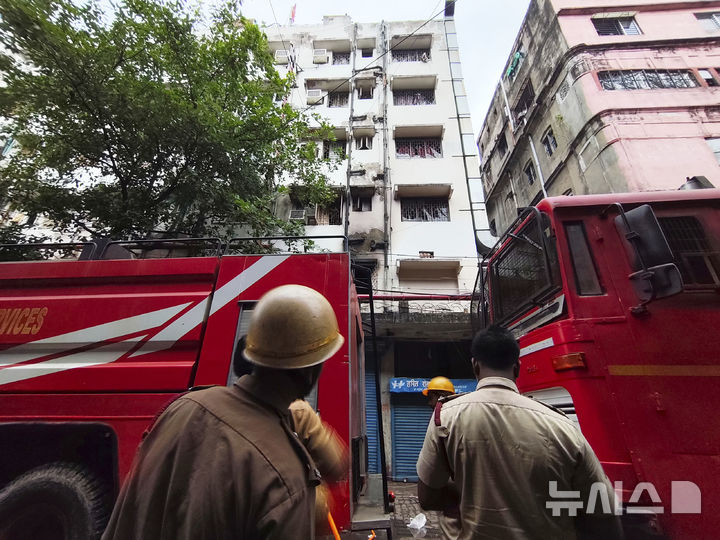[콜카타(인도)=AP/뉴시스]인도 콜카타에서 30일 소방관들이 하루 전 화재가 발생해 최소 14명이 사망한 호텔 건물을 조사하고 있다. 2025.04.30.