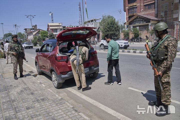 [스리나가르=AP/뉴시스]30일 인도령 카슈미르 스리나가르에서 준군사조직 부대원들이 임시 검문소를 지키는 가운데, 경찰이 차량을 검문하고 있다. 인도가 24∼36시간 이내에 군사 공격을 감행할 것이라는 "신뢰할 수 있는 정보"를 갖고 있다고 아타울라 타라르 파키스탄 공보부장관이 말했다고 BBC가 30일 보도했다. 2025.04.30.