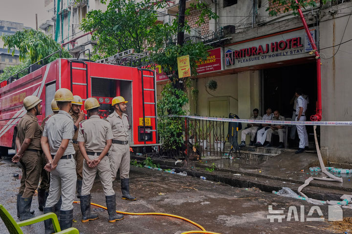 [콜카타=AP/뉴시스] ﻿﻿인도 남서부 휴양도시 고아의 한 나이트클럽에서 6일(현지 시간) 화재가 발생해 최소 23명이 숨졌다. 사진은 지난 4월 30일 인도 서벵골주 콜카타에서 소방관들이 화재가 발생했던 호텔 주변에 있는 모습. 2025.12.07