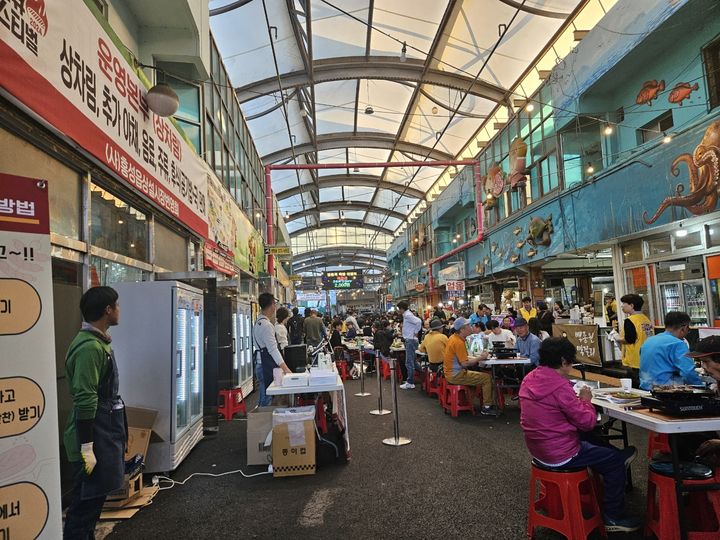 [홍성=뉴시스] 지난해 홍성글로벌바비큐페스티벌 당시 홍성상설시장 구이존 운영 모습.&nbsp; *재판매 및 DB 금지