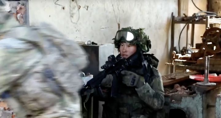 [서울=뉴시스]북한 병사가 러시아 쿠르스크 지역에서 러시아군과 함께 우크라이나군과 전투하는 모습. (출처=로시스카야 가제타 동영상 캡처, NK 뉴스에서 재인용) 2025.4.30. *재판매 및 DB 금지