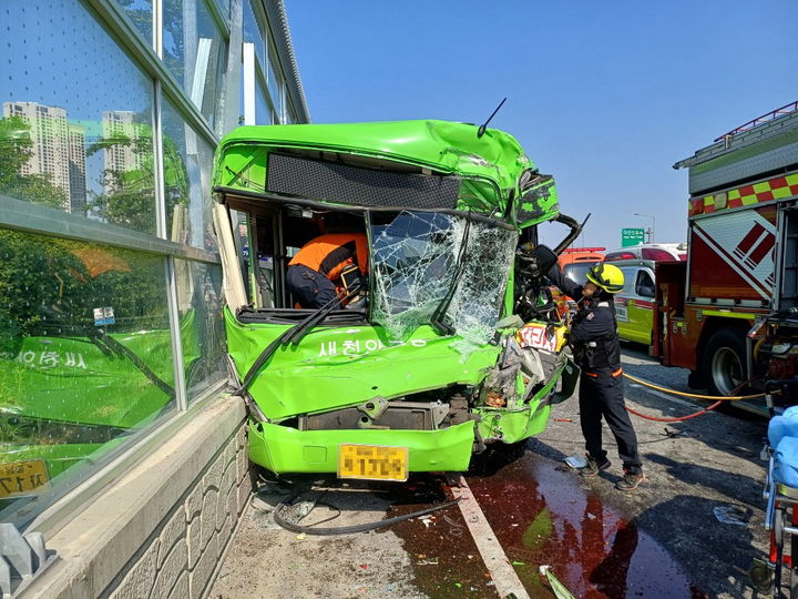 [아산=뉴시스] 지난 29일 오후 3시24분께 충남 아산배방LH15단지아파트 옆 왕복 8차선 도로에서 5중 추돌사고가 나 현장에 출동한 구급대원들이 시내버스에서 탄 승객을 구조하고 있다. (사진=아산소방서 제공) 2025.04.30. photo@newsis.com *재판매 및 DB 금지
