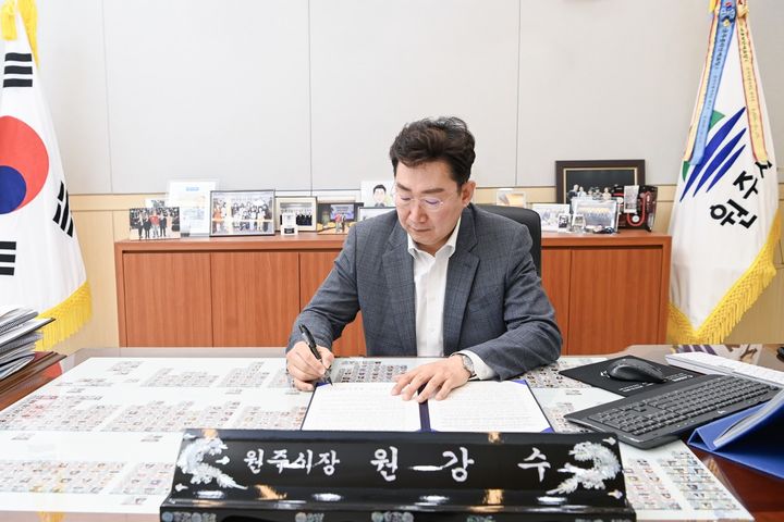 전국혁신도시(지구)협의회 공동 건의문에 서명하는 원강수 원주시장.&nbsp; *재판매 및 DB 금지