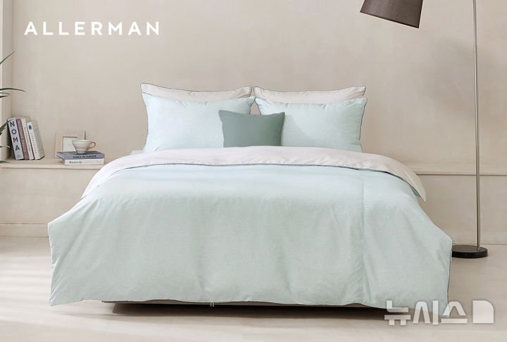 [서울=뉴시스] 27주년 기획상품 브론즈 패딩이불 (민트 컬러). (사진= 알레르망 제공)