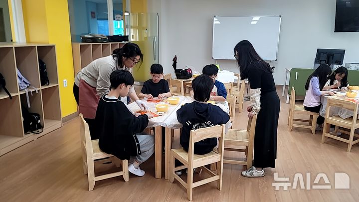[광명=뉴시스] 광명광덕초 거점형 늘봄센터에서 교사들이 아이들과 돌봄 프로그램을 진행하고 있다. (사진=광명교육지원청 제공) 2025.04.30. photo@newsis.com