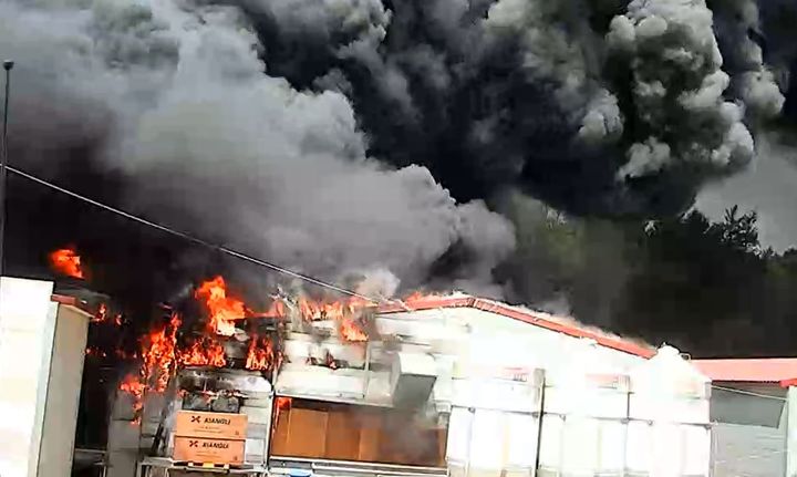  [영주=뉴시스] 영주시 안정면 동원리 계사에서 화재가 발생해 연기가 솟구치고 있다. (사진=경북소방본부 제공) 2025.04.30. photo@newsis.com *재판매 및 DB 금지