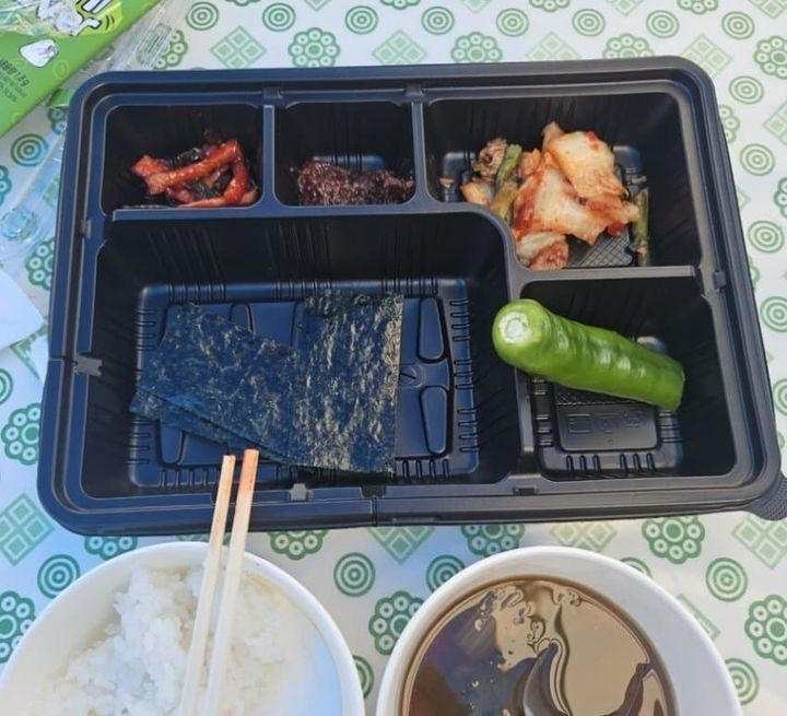 [서울=뉴시스] 충주시 장애인도민체전 첫날 배급돼 논란이 된 도시락의 모습이다 (사진=온라인 커뮤니티 캡쳐) 2025.04.30. photo@newsis.com *재판매 및 DB 금지