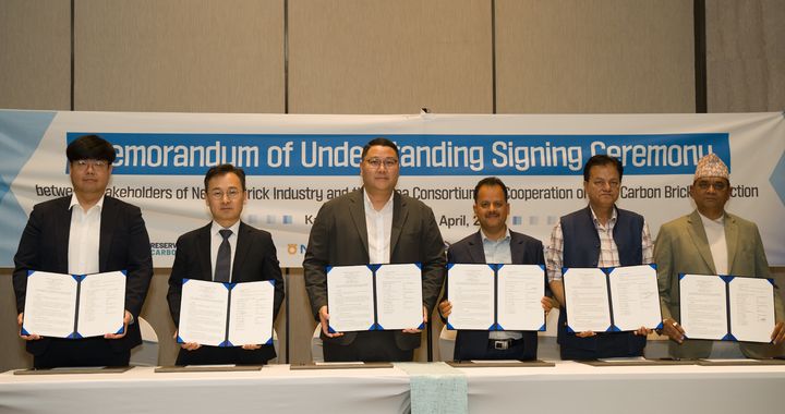 [세종=뉴시스] 한국서부발전은 전날(29일) 네팔 카트만두에서 이노씨에스알·NH투자증권·리저브카본·현지 지방자치단체·네팔견설협회 등과 저탄소 벽돌 제조를 통한 온실가스 감축 사업 공동협력 업무협약을 체결했다고 30일 밝혔다. (사진=서부발전 제공) 2025.04.30. photo@newsis.com *재판매 및 DB 금지