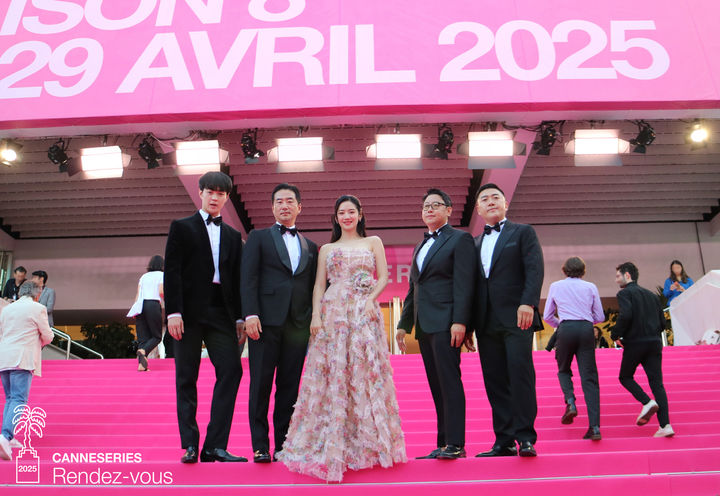 [서울=뉴시스] LG유플러스는 콘텐츠 전문 스튜디오(STUDIO X+U)가 제작한 '메스를 든 사냥꾼'이 제8회 칸 국제 시리즈 페스티벌 비경쟁부문 랑데부 섹션에 공개됐다고 30일 밝혔다. 사진은 칸 시리즈에 참석한 (왼쪽부터) 빈찬욱, 류승수, 박주현, 최광제, 이정훈 감독의 모습. (사진=LG유플러스 제공) 2025.04.30. photo@newsis.com *재판매 및 DB 금지