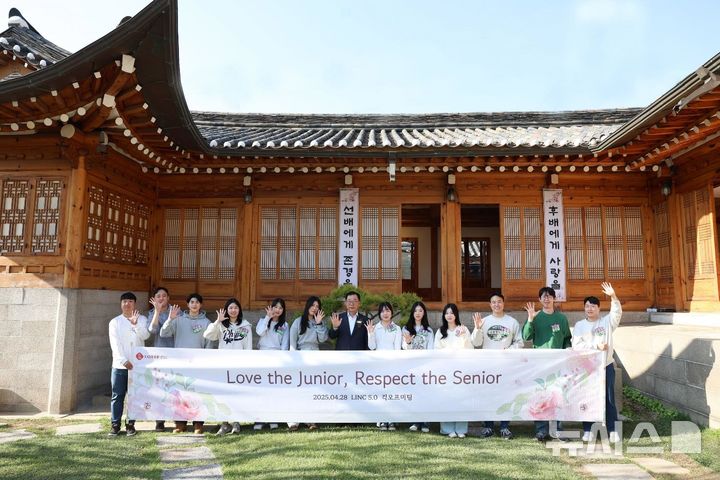 [서울=뉴시스] 롯데건설 박현철 부회장이 주니어보드 5기 구성원들과 킥오프 미팅 후 기념촬영을 하고 있다.