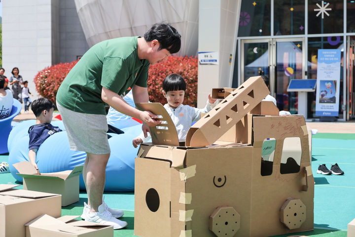 [부산=뉴시스] 어린이날을 기념한 '종이상자로 집 만들기' 과학 체험 행사가 진행되고 있다. (사진=국립부산과학관 제공) 2025.04.30. photo@newsis.com *재판매 및 DB 금지