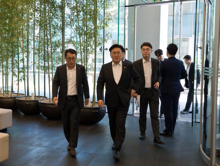 [서울=뉴시스]유상임 과학기술정보통신부 장관(왼쪽 두번째)이 30일 오전 서울 중구 SK텔레콤 본사를 방문해 사고 현장 및 조치 현황을 점검했다. (사진=과기정통부 제공)   *재판매 및 DB 금지