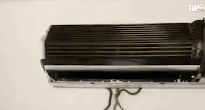 한 가정집 에어컨 안에서 우글거리는 뱀 여러 마리를 보고 기겁한 베트남 남성의 사연이 전해졌다. (사진=뚜오이째) *재판매 및 DB 금지