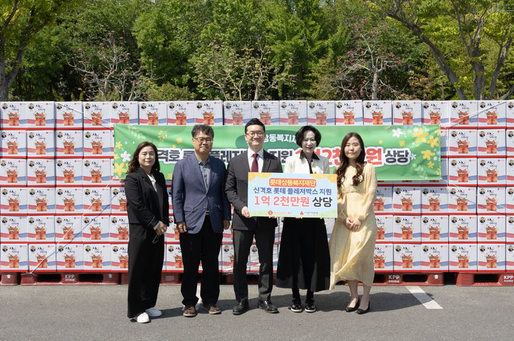 [울산=뉴시스] 롯데삼동복지재단(이사장 장혜선)은 5월 가정의달을 맞아 울산 동천체육관에서 故 신격호 명예회장의 고향인 울산지역 소외계층 아동에게 선물세트를 지원하는 행사를 했다고 30일 밝혔다. (사진= 롯데삼동복지재단 제공) 2025.04.30.photo@newsis.com *재판매 및 DB 금지