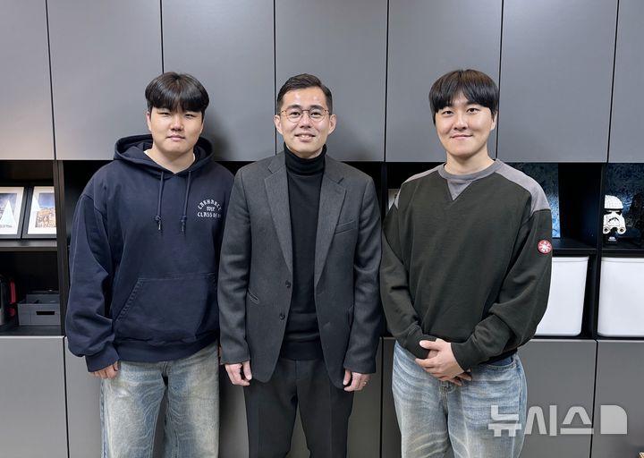 [용인=뉴시스] 단국대학교 건축공학과 김현수 교수(가운데)와 오주석(왼쪽)·윤상윤 석사과정생. (사진=단국대 제공) 2025.04.30. photo@newsis.com