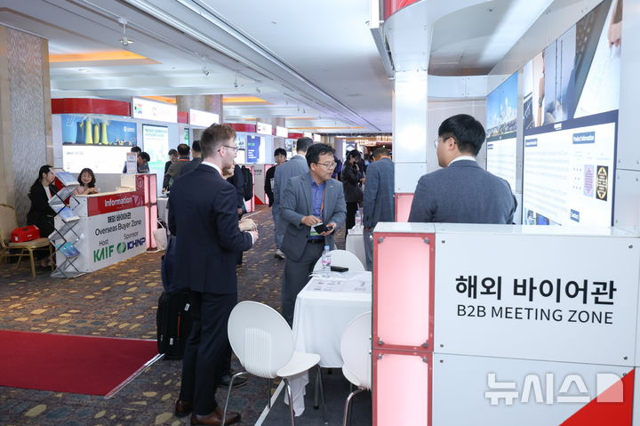 [세종=뉴시스]한국수력원자력은 지난 29일부터 30일까지 서울 롯데호텔에서 열린 국제원자력산업전 행사에서 해외 바이어 초청관을 운영하며 협력 중소기업의 원전 기자재 수출을 지원했다.(사진=한수원 제공)