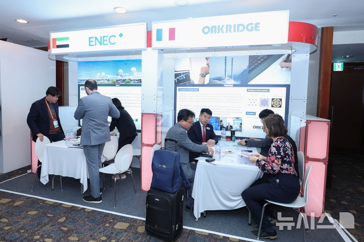 [세종=뉴시스]한국수력원자력은 지난 29일부터 30일까지 서울 롯데호텔에서 열린 국제원자력산업전 행사에서 해외 바이어 초청관을 운영하며 협력 중소기업의 원전 기자재 수출을 지원했다.(사진=한수원 제공)