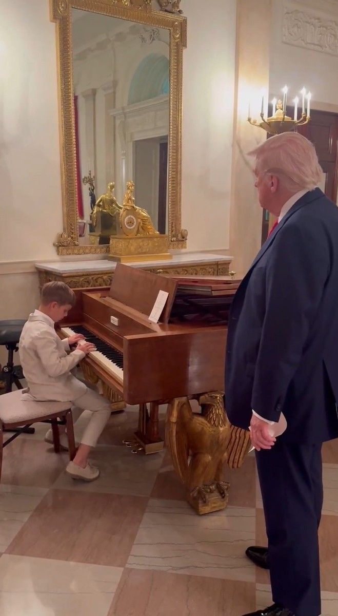 [사진=뉴시스] 트럼프 대통령의 장녀 이방카 트럼프의 아들 테오(왼쪽)가 트럼프 앞에서 피아노를 연주하고 있다 (사진=이방카 트럼프 엑스 캡처) 2025.04.30 *재판매 및 DB 금지
