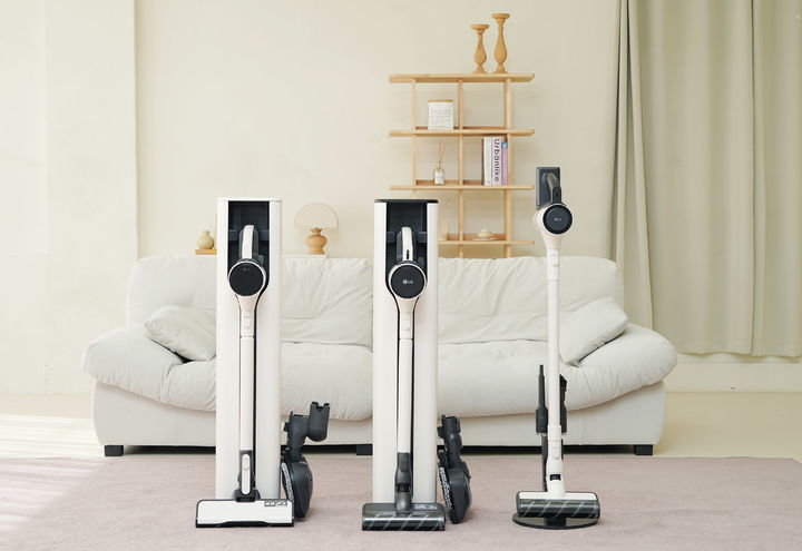 [서울=뉴시스]LG전자가 AI로 고객의 사용 패턴을 분석해 청소기의 흡입력을 알아서 조절해 주는 무선청소기 'LG 코드제로 오브제컬렉션 A9 AI'을 출시했다. LG전자는 올해 A9 AI, A7 코어, A5 등 무선청소기 라인업을 확대해 고객의 선택 폭을 넓혔다. 왼쪽부터 A9 AI, A7 코어, A5. (사진 = 업체 제공) 2025.04.30. photo@newsis.com *재판매 및 DB 금지