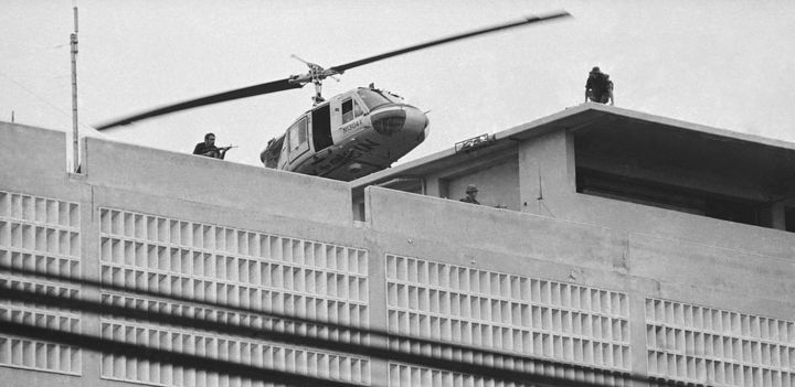 [AP/뉴시스] 1975년 4월 30일 사이공 미국 대사관 옥상에서 미군 해병대 헬기가 비상 탈출하는 장면. AP 통신 사이공 지국에서 촬영, 세계로 타전해 미국 베트남전 패배의 상징적인 장면으로 남았다. 2025.04.30 *재판매 및 DB 금지