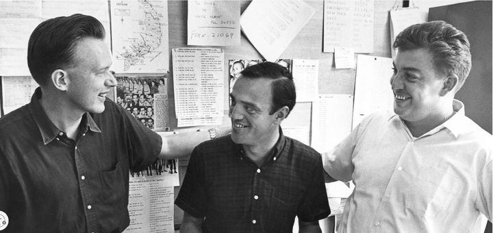 [AP/뉴시스] 1966년 피터 아넷(가운데)이 퓰리처상 수상을 통보받은 후 앞서 이 상을 받은 말콤 브라운(왼쪽), 호스트 파스로부터 축하 인사를 받고 있다.2025.04.30. *재판매 및 DB 금지