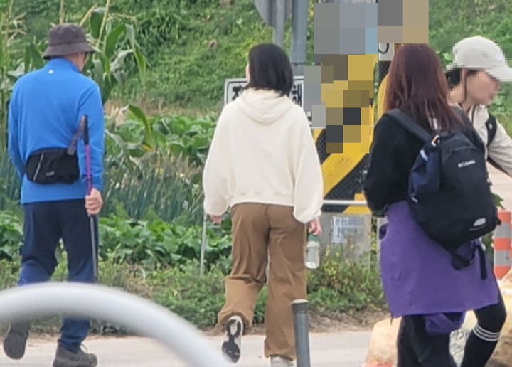 30일 춘천시(시장 육동한)는 가족 단위 관광객 유치와 지역 관광지 간 연계를 활성화하기 위해 ‘춘천투어패스’를&nbsp; 출시한다 고 밝혔다. 사진은 춘천대표관광지인 김유정문학촌의 실레이야기길을 걷는 관광객들.&nbsp; syi23@newsis.com&nbsp; *재판매 및 DB 금지