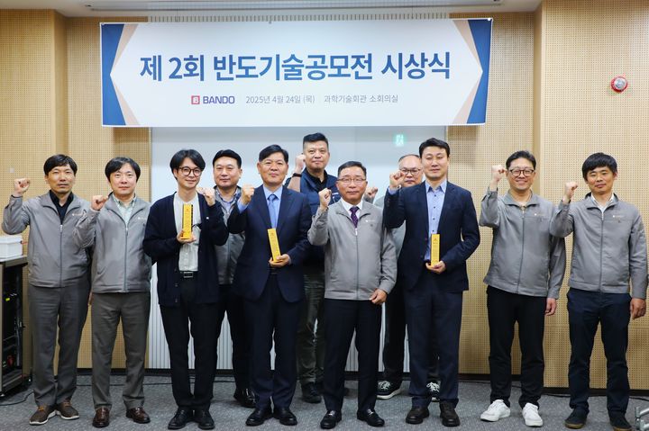 [서울=뉴시스] 이정렬 반도건설 시공부문 대표(가운데)와 시상 협력사 및 임직원들이 지난 24일 과학기술회관에서 기념촬영을 하고 있다. 2025.04.30. (사진=반도건설 제공) photo@newsis.com *재판매 및 DB 금지