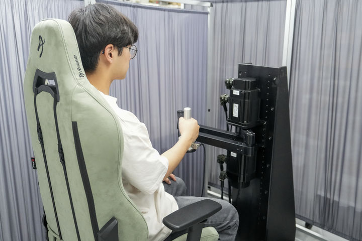 [울산=뉴시스] 구미현 기자 =울산과학기술원(UNIST)는 기계공학과 강상훈 교수팀이 환자의 팔에 미세한 힘을 가한 뒤, 이에 대한 움직임 반응을 측정해 경직 상태를 수치화하는 기술을 새롭게 개발했다고 30일 밝혔다. 로봇 팔을 움직이면 사람 팔이 이에 반응하게 되는데, 이 반응을 신호로 측정해 경직도를 진단한다. (사진=UNIST 제공) 2025.04.30. photo@newsis.com *재판매 및 DB 금지