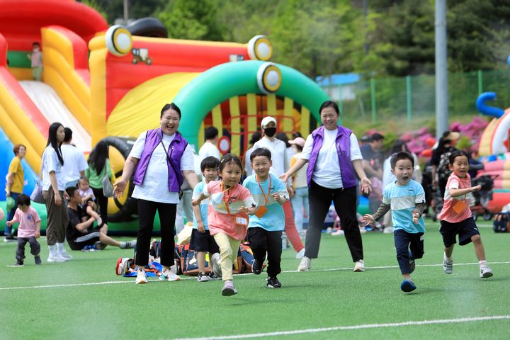 [인제=뉴시스] 30일 인제군(군수 최상기)은 5월 가정의 달 황금연휴를 맞아 풍성하고 다채로운 프로그램으로 주민에게 즐길거리를 제공한다 고 밝혔다. 인제군 제공. *재판매 및 DB 금지