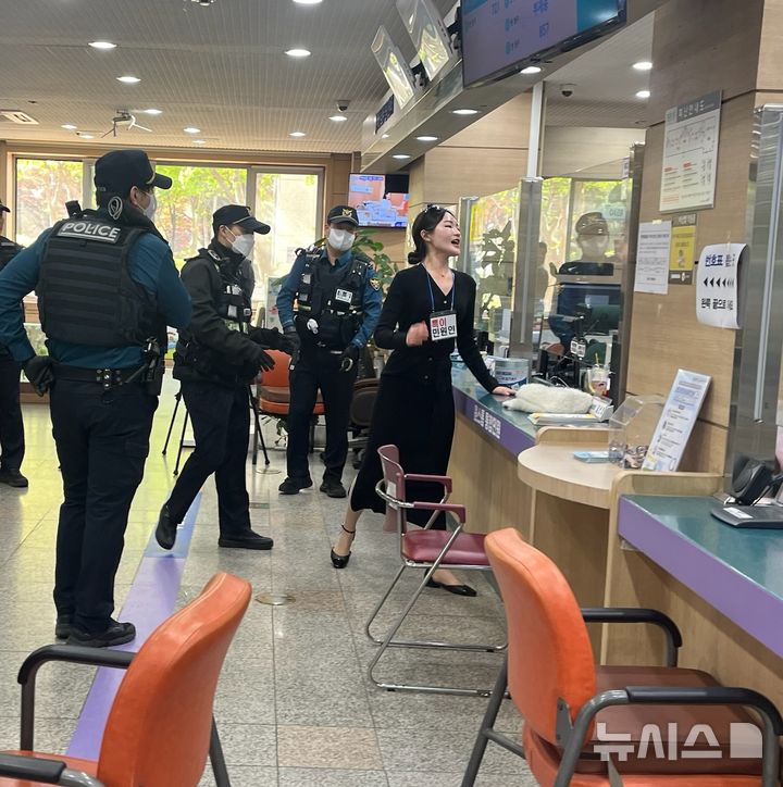 [군포=뉴시스] '비상 상황 발생 대비 모의훈련' 현장. (사진=군포시 제공) 2025.04.30. photo@newsis.com