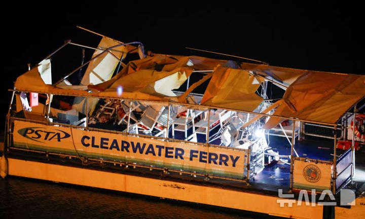 [플로리다=AP/뉴시스]미국 플로리다주 클리어워터 앞바다에서 1명이 숨지고 최소 12명이 다친 보트 추돌 사고 후 여객선의 잔해.2025.04.28