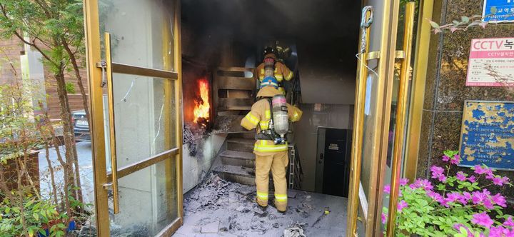 [성남=뉴시스] 30일 오전 8시49분께 경기 성남시 분당구 3층짜리 상가주택 1층 배전반에 불이 나 22분만에 꺼졌다. (사진=경기도소방재난본부 제공) 2025.04.30. photo@newsis.com *재판매 및 DB 금지