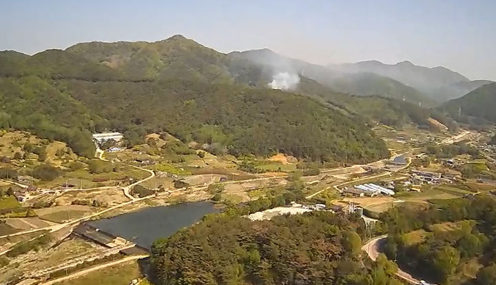 [순천=뉴시스] 30일 오전 전남 순천시 서면 한 야산에서 불이 나 산림 당국이 불을 끄고 있다. (사진=산림청 제공) 2025.04.30. photo@newsis.com *재판매 및 DB 금지