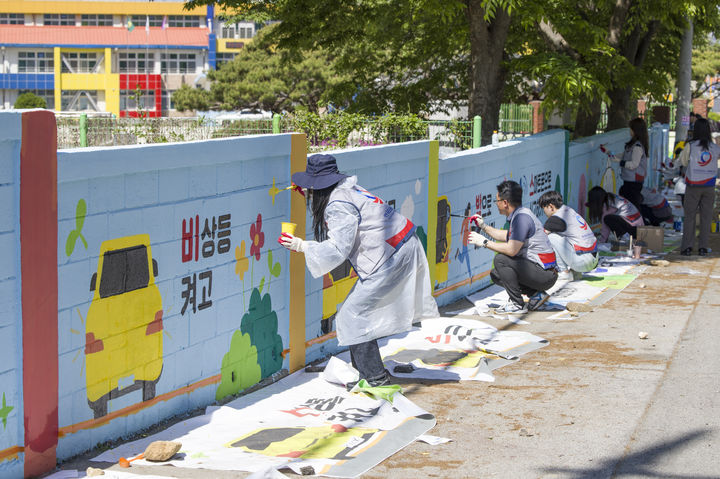 [김천=뉴시스] 벽화그리기 지원. (사진=한국도로공사 제공) 2025.04.30 photo@newsis.com *재판매 및 DB 금지