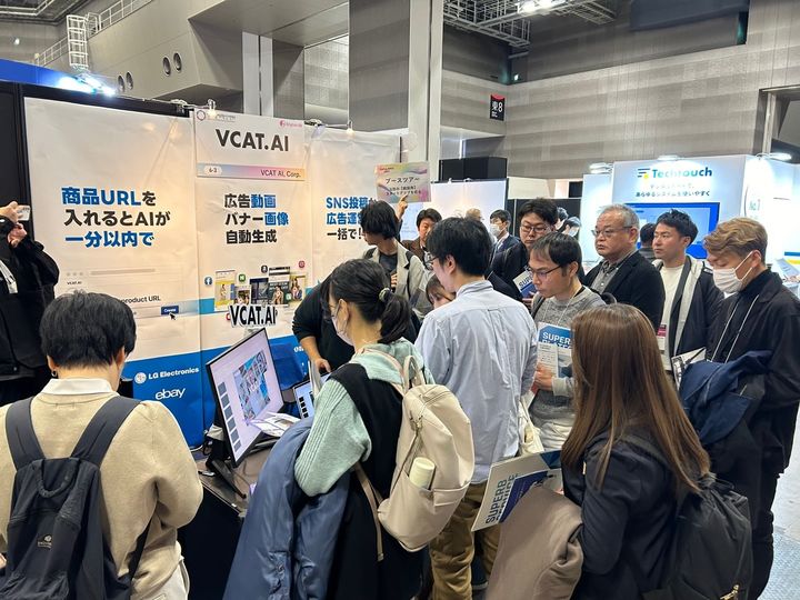 [부산=뉴시스] 부산창조경제혁신센터 지원으로 함께 'Climbers Startup JAPAN EXPO 2024'에 참여한 스타트업 파이온코퍼레이션 전찬석·정범진 대표가 일본 기업과 스타트업 관계자들에게 운영 중인 부스를 설명하고 있다. (사진=부산창조경제혁신센터 제공) 2024.11.20. photo@newsis.com *재판매 및 DB 금지